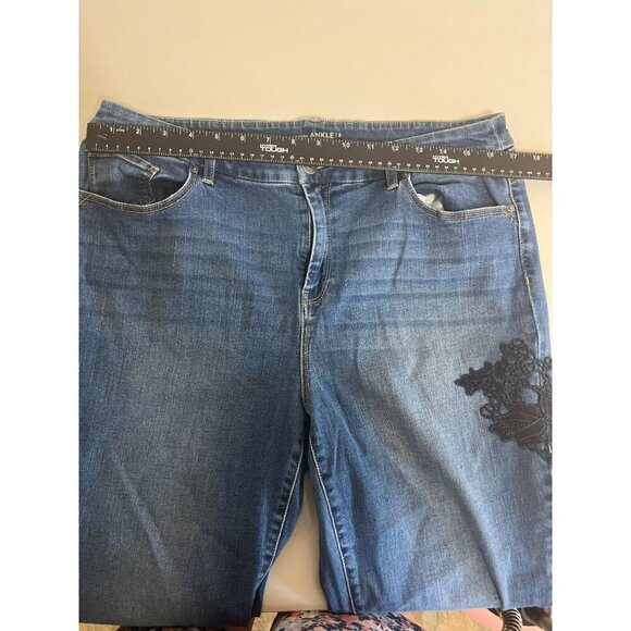 Chico's Platinum Sz 2 (US 12 L) Lace Applique Roll Cuff Crop Jeans Boho - Picture 8 of 11